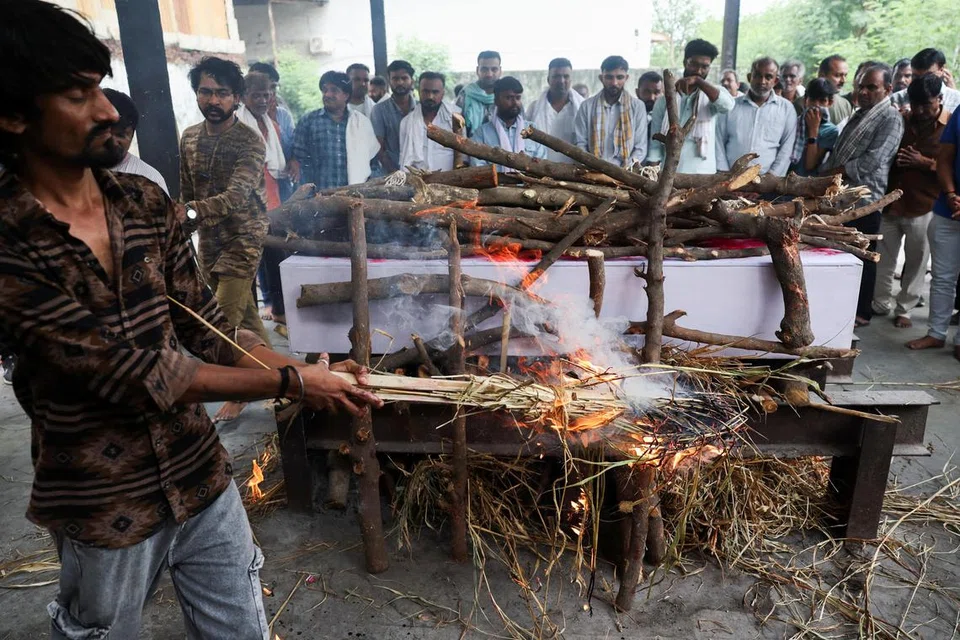 சடலத்தைப் பெற்றுக்கொண்டவர்கள் இறுதிச் சடங்குகளை நடத்தி வருகின்றனர். கடந்த வெள்ளிக்கிழமை வரை 210 சடலங்கள் உறவினர்களிடம் ஒப்படைக்கப்பட்டு உள்ளன.
