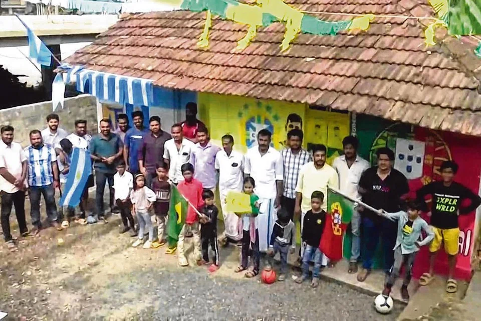 காற்பந்துப் போட்டியை ரசிப்பதற்காக வீடு வாங்கிய 17 ரசிகர்களும் அவர்களது குழந்தைகளும். படம்: ஊடகம் 