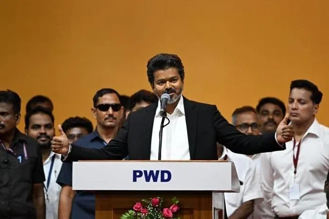 கோட்டையில் ஒலித்தது விசில்: தமிழக முதல்வராகப் பதவியேற்றார் ஜோசப் விஜய்
