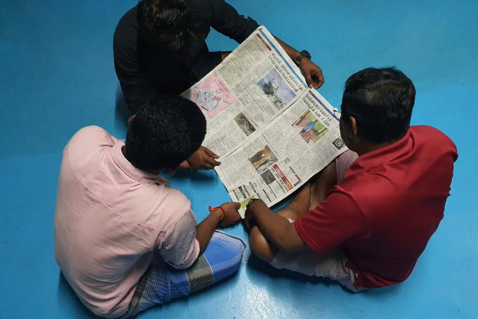 கொவிட்-19 காலகட்டத்தில் தமிழ் முரசைப் படித்து வெளிநாட்டு ஊழியர்கள் முக்கிய விவரங்களைத் தெரிந்துகொண்டனர்.