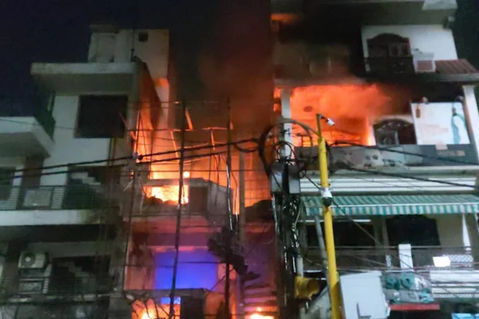 விவேக் விகார் குழந்தைப் பராமரிப்பு நிலையத்திலிருந்து, புதிதாகப் பிறந்த 12 சிசுக்கள் மீட்கப்பட்டதாகவும் ஆனால் மருத்துவமனையில் சிகிச்சை பலனின்றி ஏழு குழந்தைகள் மாண்டதாகவும் அதிகாரிகள் கூறினர்.