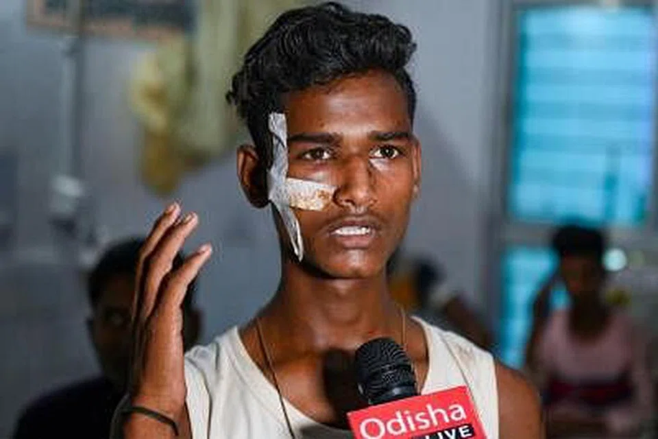 ரயில் விபத்து நிகழ்ந்த இடத்திலிருந்து மீட்கப்பட்ட பயணி ஒருவர், மருத்துவமனையில் சிகிச்சைக்குப் பிறகு ஊடகங்களுக்குப் பேட்டியளித்தார். படம்: ஏஎஃப்பி