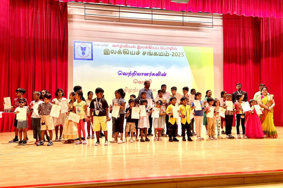 இலக்கியப் போட்டிகளில் வென்ற மாணவர்களுக்குக் கோப்பையும் சான்றிதழும் வழங்கப்பட்டன.