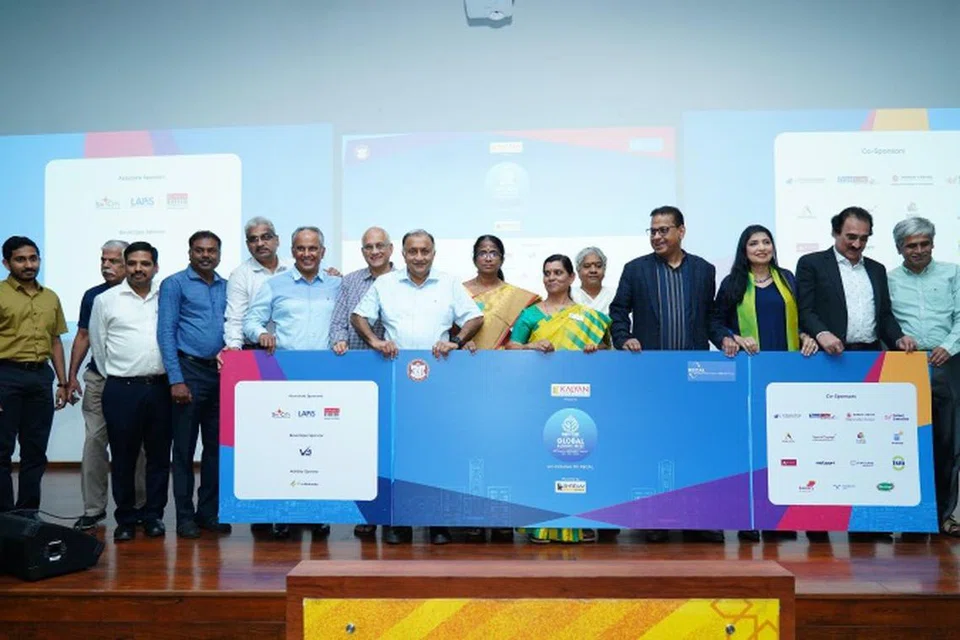 திருச்சி தேசிய தொழில்நுட்பக் கழகத்தின் முன்னாள் மாணவர்கள் சங்கத்தினர்.