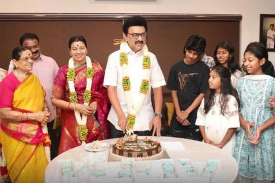 குடும்பத்தார் முன்னிலையில் கேக் வெட்டி பிறந்தநாள் கொண்டாடிய முதல்வர் மு.க.ஸ்டாலின்.