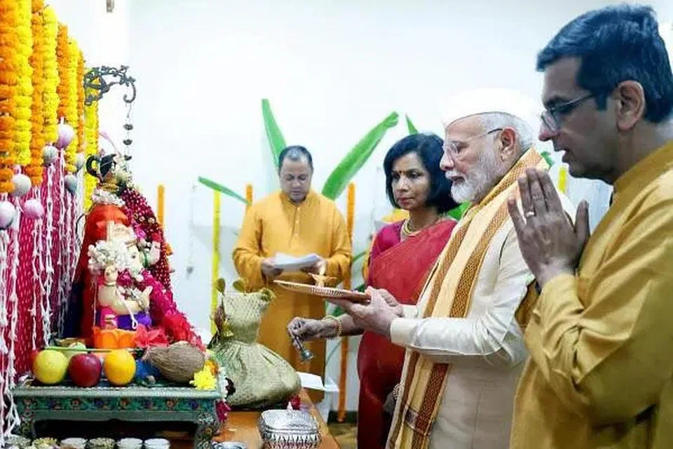 உச்ச நீதிமன்றத் தலைமை நீதிபதியின் இல்ல வழிபாட்டு நிகழ்வில் பிரதமர் நரேந்திர மோடி கலந்துகொண்டதால் நீதித்துறையின் நம்பகத்தன்மை கேள்விக்குறியாகி விட்டதாக சிவசேனா (உத்தவ் தாக்கரே) கட்சியின் சஞ்சய் ராவுத் கூறியுள்ளார்.