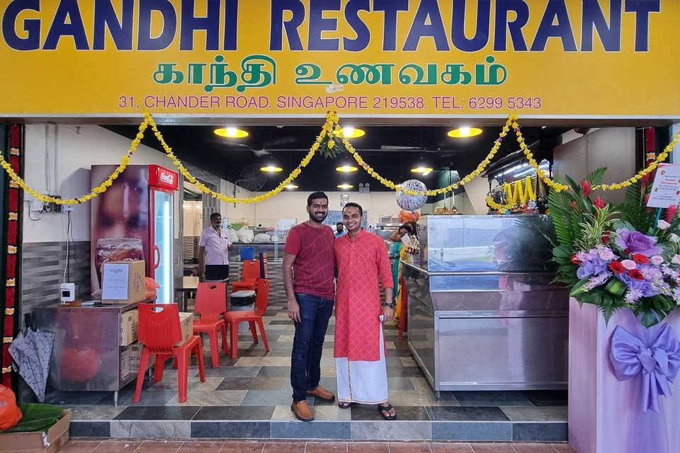 தமது தொழில் பங்காளி கீர்த்தி ராஜேந்திரனுடன் (இடது) காந்தி உணவக உரிமையாளர் கார்த்திகேயன் வெங்கடேசன். 