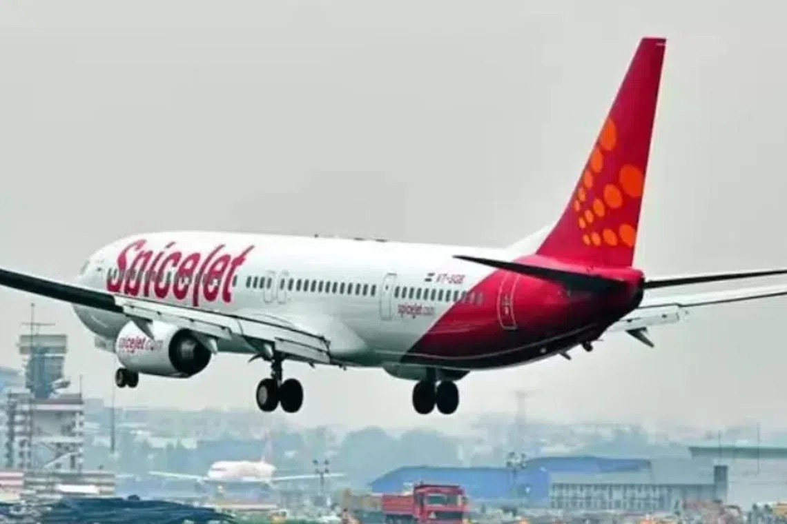 விமானத்திற்குள் பயணிகள் ரகளை: ஐந்து மணி நேரம் தாமதம்; அவதி