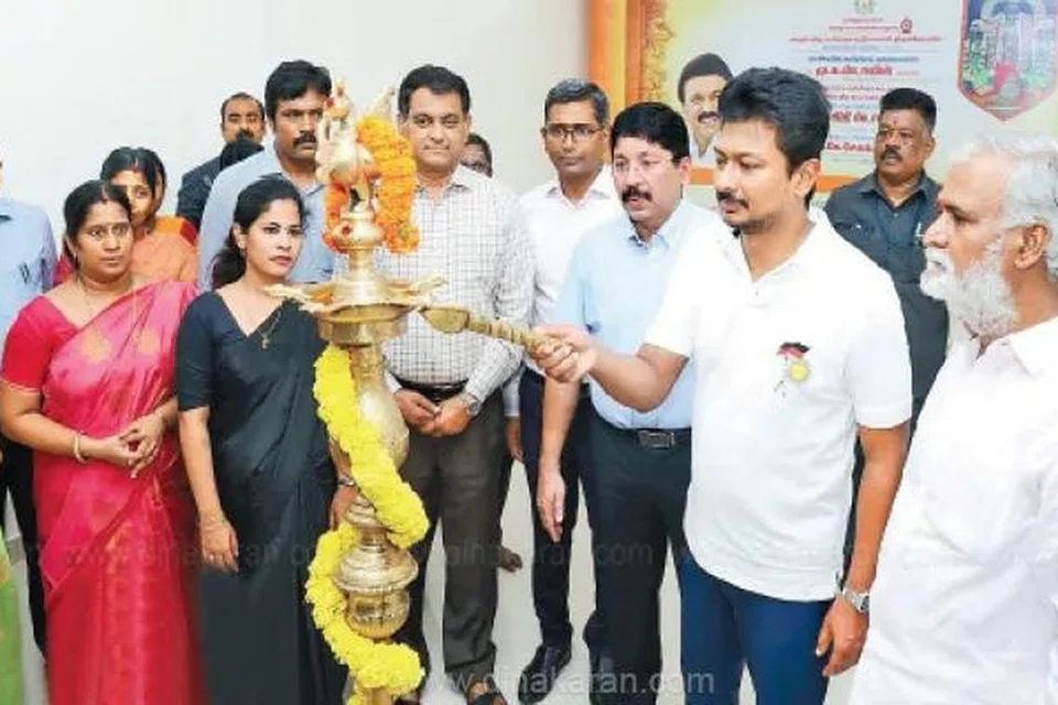 திருவல்லிக்கேணி பார்த்தசாரதி கோயில் சார்பில் கட்டப்பட்டுள்ள புதிய வணிக வளாகங்களை அமைச்சர் உதயநிதி ஸ்டாலின் புதன்கிழமை (ஆகஸ்ட் 7) திறந்து வைத்தார். 