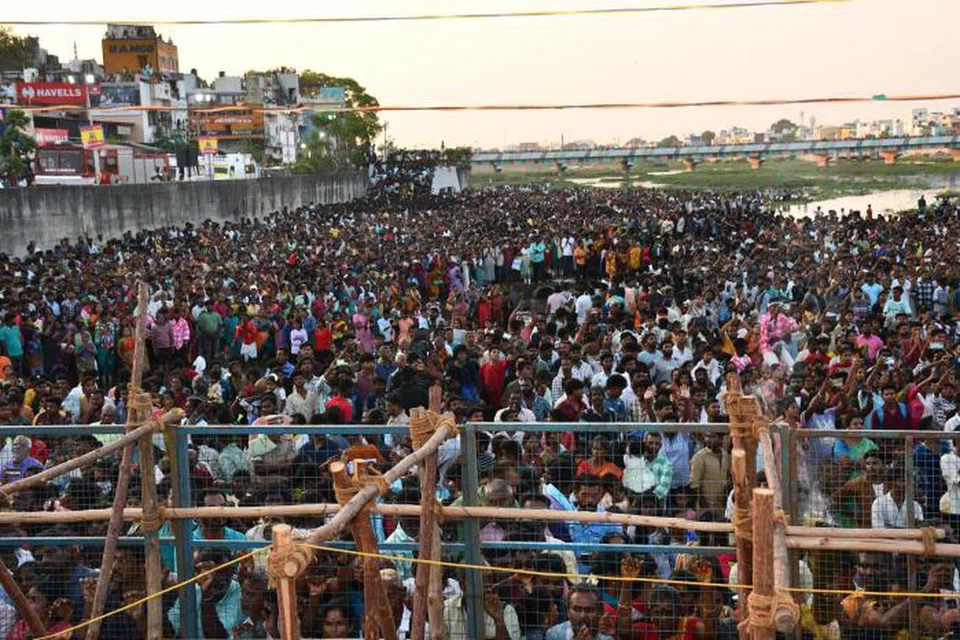 மதுரை கள்ளழகர் வைகையாற்றில் எழுந்தருளும் நிகழ்வினைக் காண மதுரை மட்டுமின்றி தமிழகம் முழுவதிலும் இருந்து பல்லாயிரக்கணக்கான பக்தர்கள் திரண்டிருந்தனர். இதனால் வைகை ஆறே மக்கள் வெள்ளத்தால் நிரம்பி வழிந்தது. 