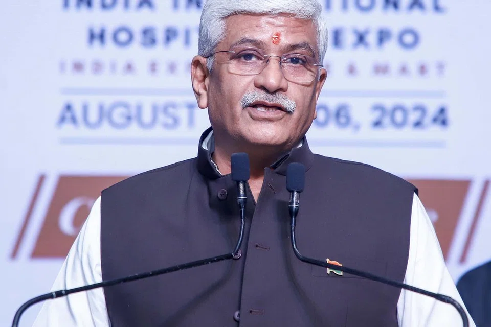 பிரிவினை உணர்வுகள் மூலம் அல்லாமல், நேர்மையான அறிவின் மூலம் இந்தியப் பாரம்பரியத்தைப் பெருமைப்படுத்த வேண்டும் என கஜேந்திர ஷெகாவத் கேட்டுக்கொண்டுள்ளார்.