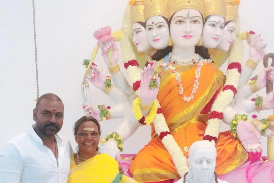 தனது தாயார் கண்மணிக்காக கட்டிய கோவிலில் அவருடன் நடிகர் லாரன்ஸ்.
