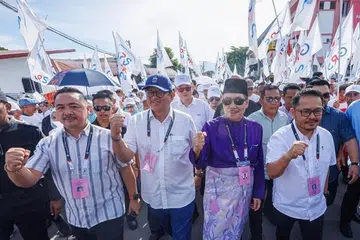 சாபாவின் இடைக்கால முதலமைச்சர் ஹஜிஜி நூர் (நீல உடை) சாபா மக்கள் கூட்டணி ஆதரவாளர்களுடன் சனிக்கிழமை (நவம்பர் 15) வேட்புமனுத் தாக்கல் நிலையத்திற்குச் சென்றார். 