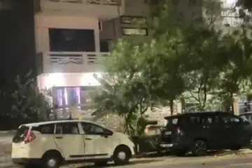 மோசடித் தம்பதியரின் நொய்டா வீட்டில் அமலாக்கத் துறை அதிகாரிகள் அதிரடி சோதனை மேற்கொண்டனர்.