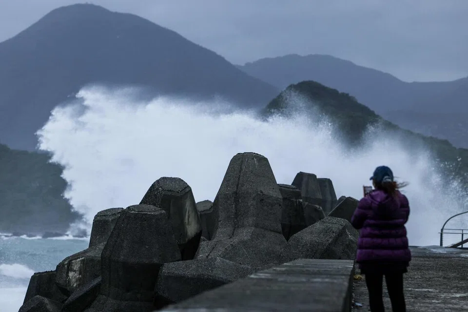 மலைப்பகுதிகளில் 1 மீட்டர் வரை மழையும், கடலோரப் பகுதிகளில் 6 மீட்டருக்கும் அதிகமான அலைகளும் எழக்கூடும் என எச்சரிக்கப்பட்டுள்ளது.