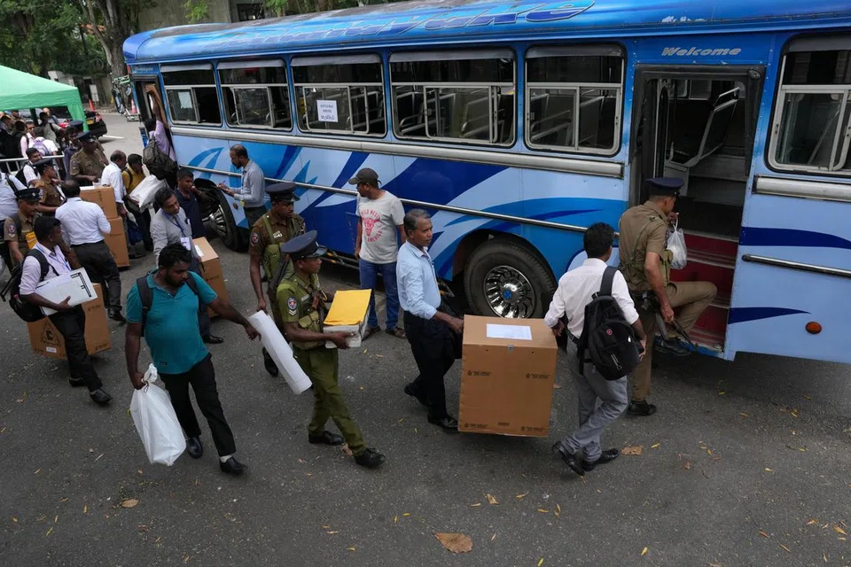 வாக்குப்பதிவுக்குத் தேவையான சாதனங்கள் காவல்துறை பாதுகாப்புடன் புதன்கிழமை (நவம்பர் 13) பேருந்துகள் மூலம் வாக்களிப்பு நிலையங்களுக்குக் கொண்டு செல்லப்பட்டன.