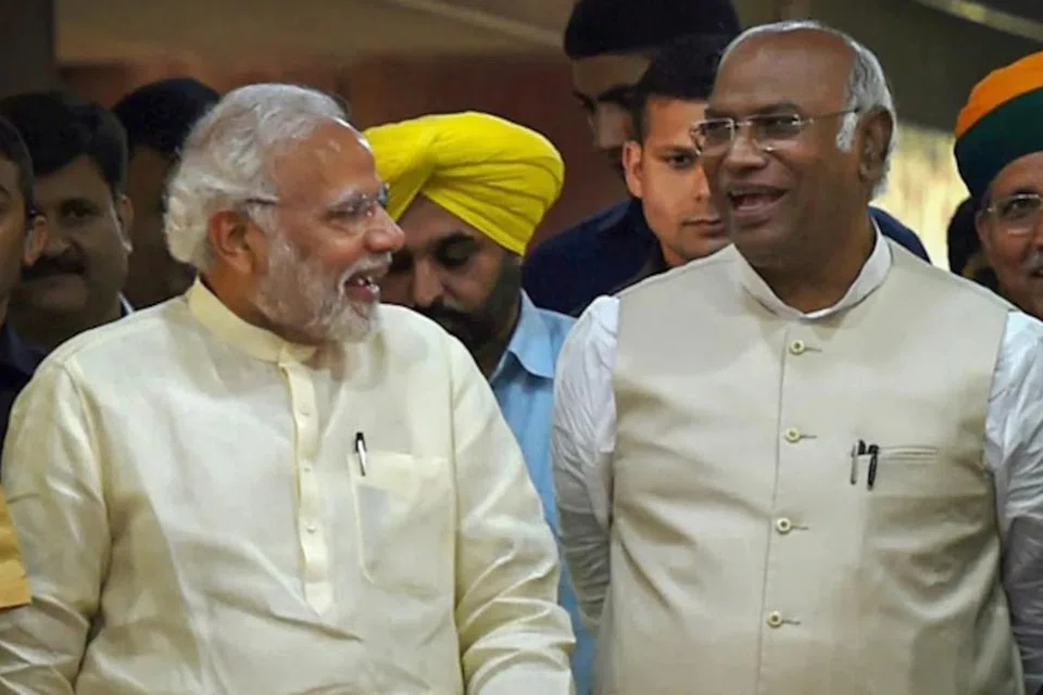 நிகழ்ச்சி ஒன்றில் சந்தித்துக்கொண்ட பிரதமர் மோடி மல்லிகார்ஜுன கார்கே.
