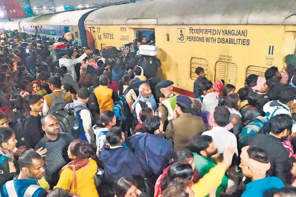 ரயில் நிலையத்தில் கட்டுக்கடங்காத கூட்டம். ஒரே நேரத்தில் பலர் ரயிலில் ஏற முயன்றதை அடுத்து, கூட்ட நெரிசல் ஏற்பட்டது. மரணம் ஏற்பட்டதுடன் பலர் காயமடைந்தனர்.