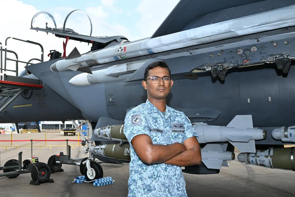 சிங்கப்பூர் விமானக் காட்சி 2024ல் நிற்கும் ‘எஃப்15-எஸ்ஜி’ விமானத்திற்கு ஆயுதங்களைப் பொருத்தியவர் 2SG யோகேஸ்வரன், 26.