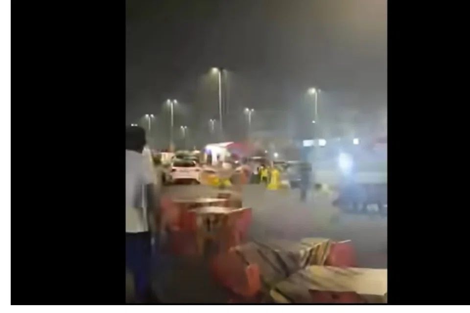 சிங்கப்பூரில் பதிவு செய்யப்பட்ட கார் ஜோகூரில் உள்ள சாலையோரக் கடைமீது மோதி கடைக்குச் சொந்தமான பொருள்கள் சேதப்படுத்தியதைக் காட்டும் காணொளி இணையத்தில் வலம் வந்தது.