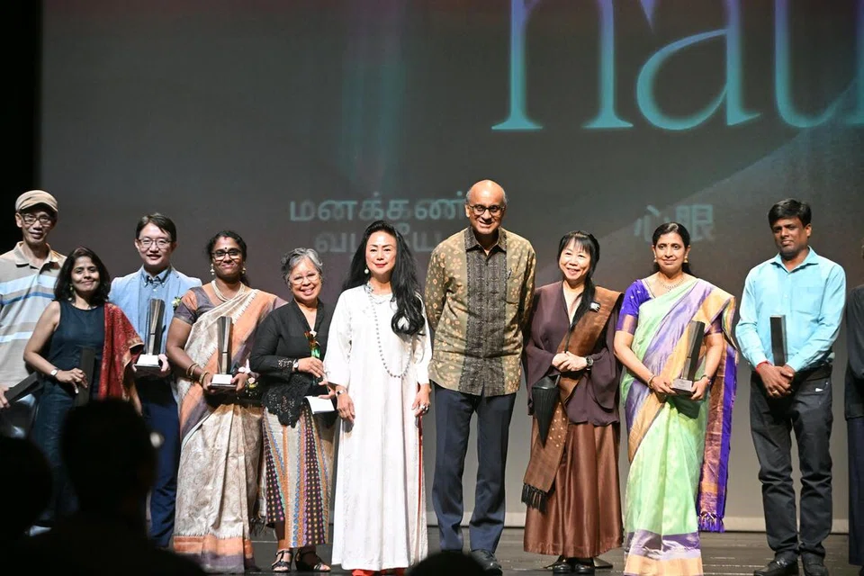 சிங்கப்பூர் இலக்கியப் பரிசு பெற்ற தமிழ் எழுத்தாளர்கள்  கனகலதா (இடமிருந்து 2ஆவது), அழகுநிலா (இடமிருந்து 4ஆவது), மதிக்குமார் தாயுமானவன் (வலது), தமிழ்ச்செல்வி ராஜராஜன் (வலமிருந்து 2ஆவது) உள்ளிட்டோருடன் அதிபர் தர்மன் சண்முகரத்னம் (நடுவில்), அவருடைய துணைவியார் ஜேன் இத்தோகி (வலமிருந்து 3ஆவது).