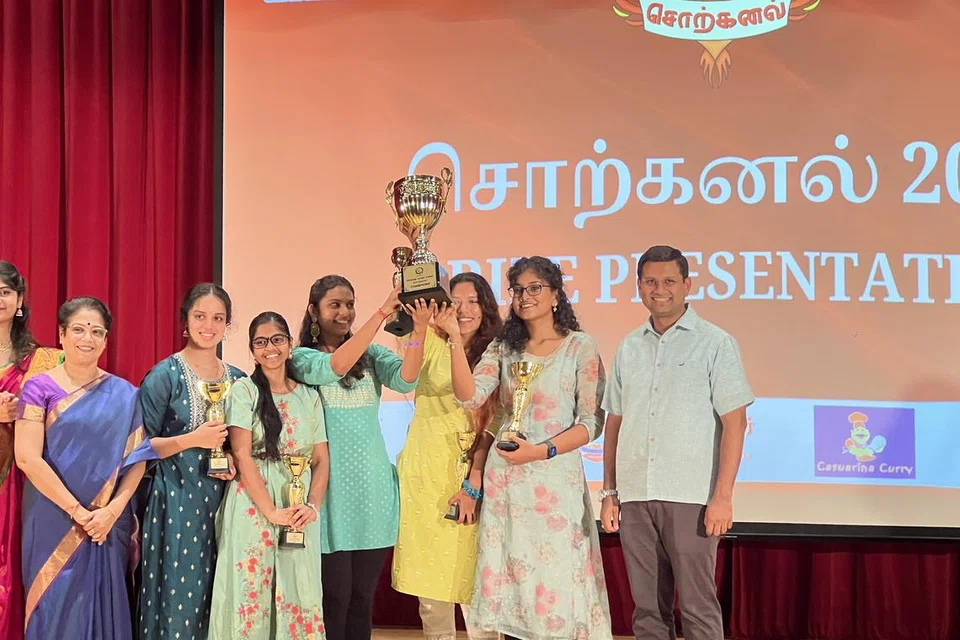 வாகைசூடிய சிங்கப்பூர்த் தேசியப் பல்கலைக்கழக அணி.