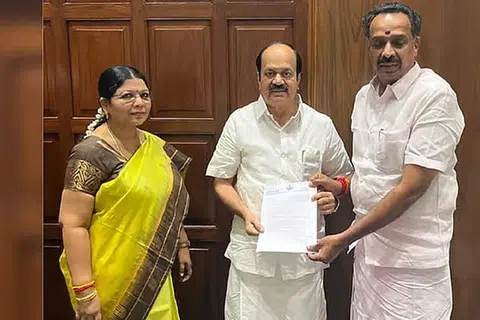 கரூர் தொகுதியின் அதிமுக சட்டமன்ற உறுப்பினர் எம்.ஆர். விஜயபாஸ்கர், சபாநாயகர் ஜே.சி.டி.பிரபாகரைச் சந்தித்து தமது பதவி விலகல் கடிதத்தைக்  கொடுத்தார். அடுத்து இவர் தமிழக வெற்றிக் கழகத்தில் சேர்வார் என்று எதிர்பார்க்கப்படுகிறது.