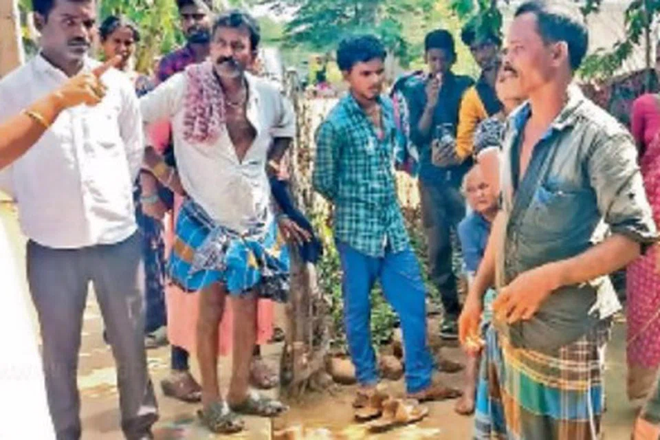 மனைவியைத் துன்புறுத்திய குண்டையாவைக் கண்டிக்கும் மண்டல வளர்ச்சி அலுவலர் கௌரி.