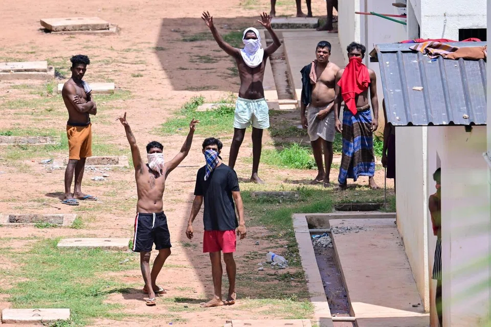 பாதுகாப்பு அதிகாரிகளுடன் வியாழக்கிழமை (ஆகஸ்ட் 6) மூண்ட கருத்துவேறுபாட்டால் பள்ளஞ்சேனை திறந்தவெளிச் சிறைச்சாலையில் கலவரத்தில் ஈடுபட்ட கைதிகள்.