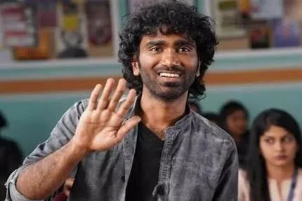 கல்லூரி மாணவர்களுக்கு அறிவுரை கூறும் பிரதீப்