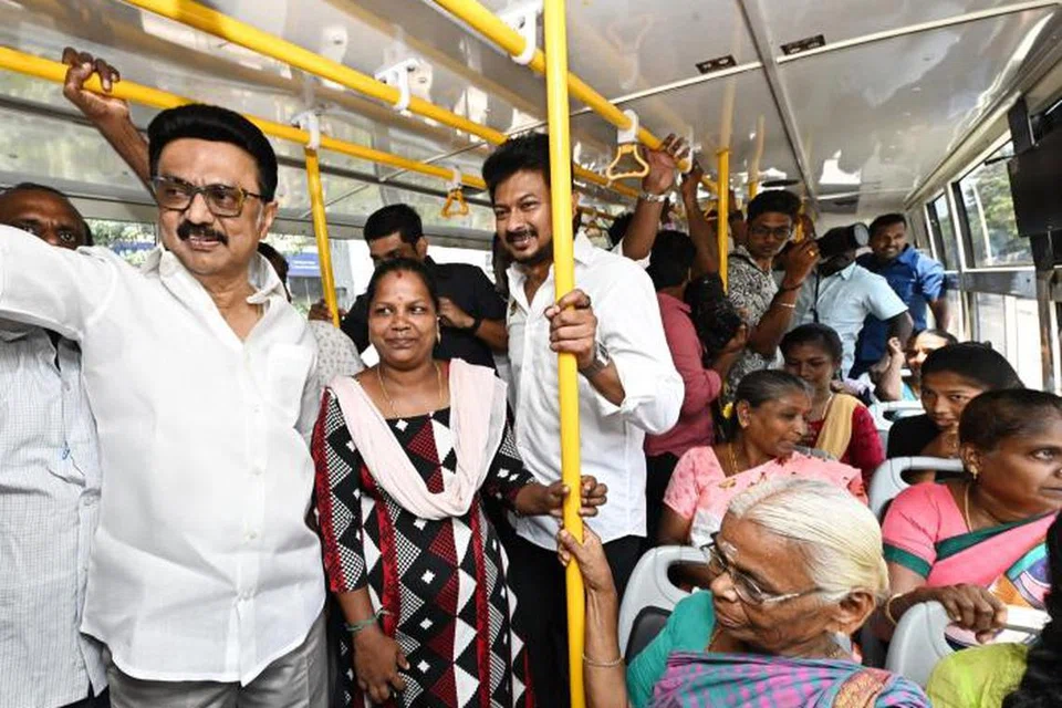 மகளிர் விடியல் பயணத் திட்டத்தின் செயல்பாட்டை அறிந்துகொள்ள மாநகரப் போக்குவரத்துப் பேருந்தில் பயணம் செய்த தமிழக முதல்வர் மு.க.ஸ்டாலின்.