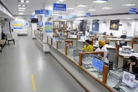 பாரத ஸ்டேட் வங்கி, பஞ்சாப் நேஷனல் பேங்க், பேங்க் ஆப் பரோடா, கனரா வங்கியும் யூனியன் பேங்க் ஆப் இந்தியாவும் இணைந்த புதிய வங்கி, என நான்கு வங்கிகள் மட்டுமே செயல்படும்.