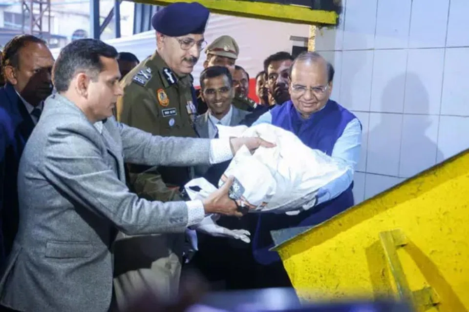 டெல்லி ஆளுநர் வி.கே. சக்சேனா முன்னிலையில் கிட்டத்தட்ட 10 டன் எடையுள்ள போதைப்பொருள்கள் அழிக்கப்பட்டன.
