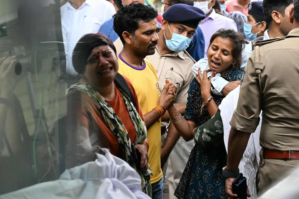 விபத்தில் மாண்ட தங்கள் உறவினர்களின் உடல்களுக்கு அருகே கதறி அழும் குடும்பத்தார்.