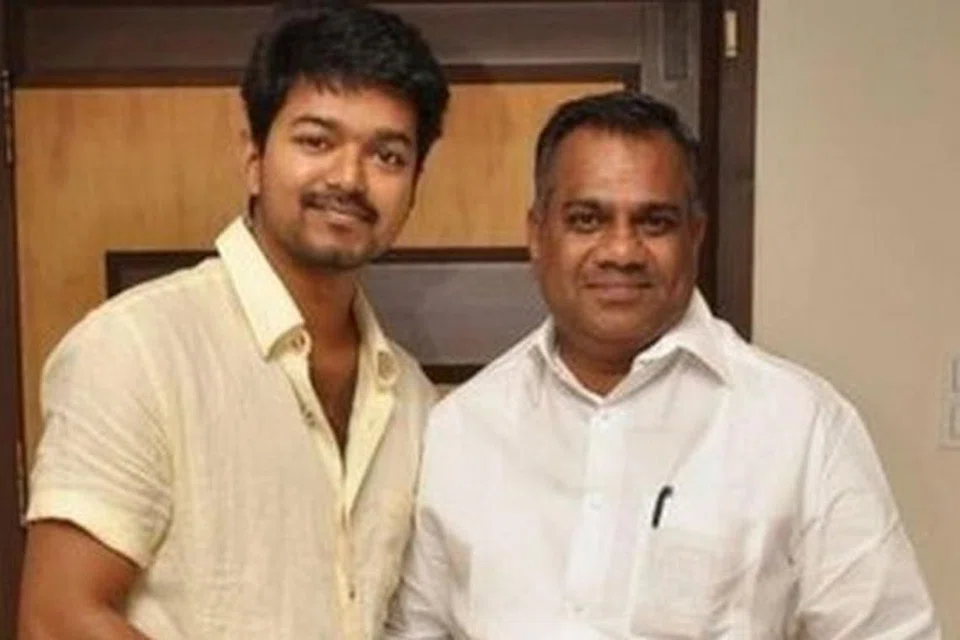 நடிகர் விஜய்யுடன் புஸ்ஸி ஆனந்த். 