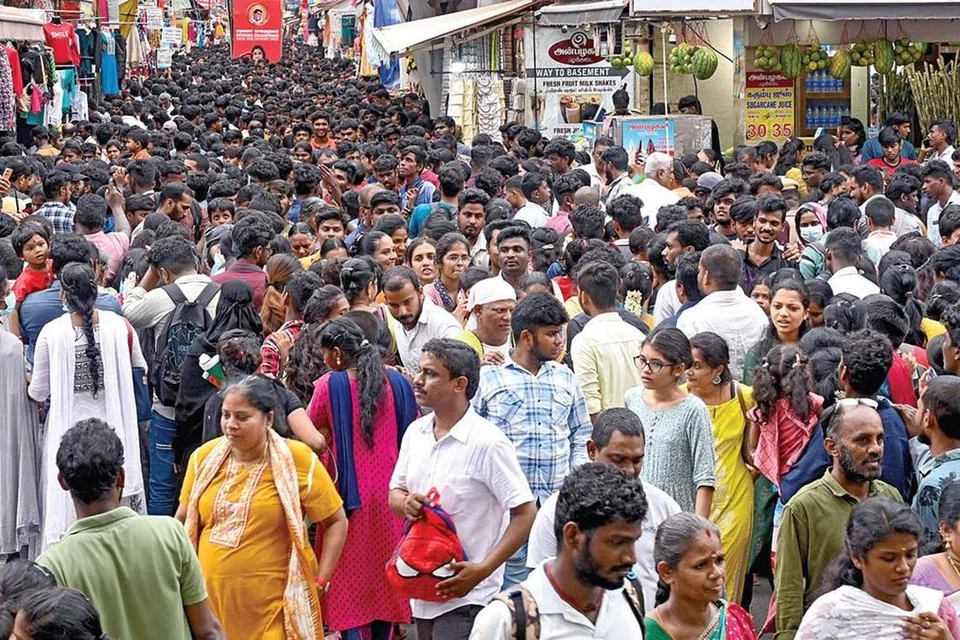 சென்னை தியாகராய நகரில் ஞாயிற்றுக்கிழமையன்று குவிந்த பொதுமக்கள்.