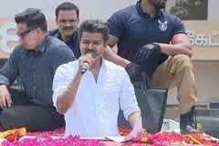 புதுச்சேரியில் உள்ள தட்டாஞ்சாவடி பகுதியில் சூறாவளிப் பிரசாரம் செய்த தமிழக வெற்றிக் கழகத் தலைவர் விஜய்.