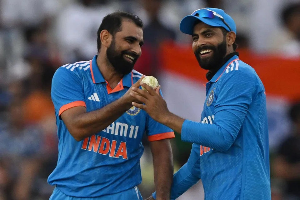 ஐந்து விக்கெட் வீழ்த்தி, ஆட்ட நாயகன் விருது வென்ற மகிழ்ச்சியைச் சக இந்திய வீரர் ஜடேஜாவுடன் (வலது) பகிர்ந்துகொள்ளும் முகம்மது ஷமி.