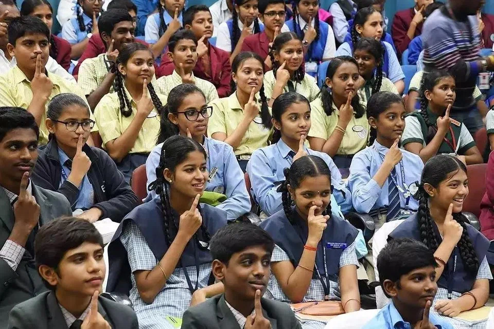 தமிழக பள்ளிகளில் அடுத்த கல்வியாண்டு முதல் செயற்கை நுண்ணறிவுப் பாடத்திட்டம் அறிமுகப்படுத்தபடும் என அரசு அறிவித்துள்ளது.