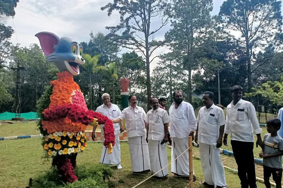 கொல்லிமலை தாவிரவியல் பூங்காவில் மலர்க் கண்காட்சியை தொடங்கிவைத்து பார்வையிட்ட சேந்தமங்கலம் எம்எல்ஏ கு.பொன்னுசாமி, இதர அதிகாரிகள், கட்சியினர்.