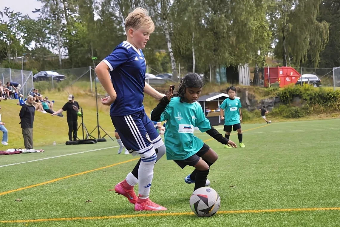 ஆண்கள் காற்பந்துக் குழுவில் ஒரே பெண்