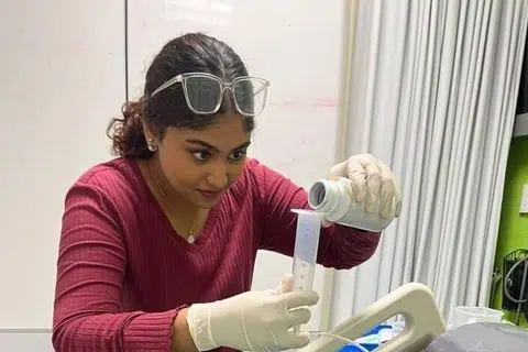 சிங்கப்பூர் தேசியப் பல்கலைக்கழகத்தில் செவிலியர் கல்வியை பயிலும் 20 வயது சம்பூஜா நாயுடு ராமசாமி.