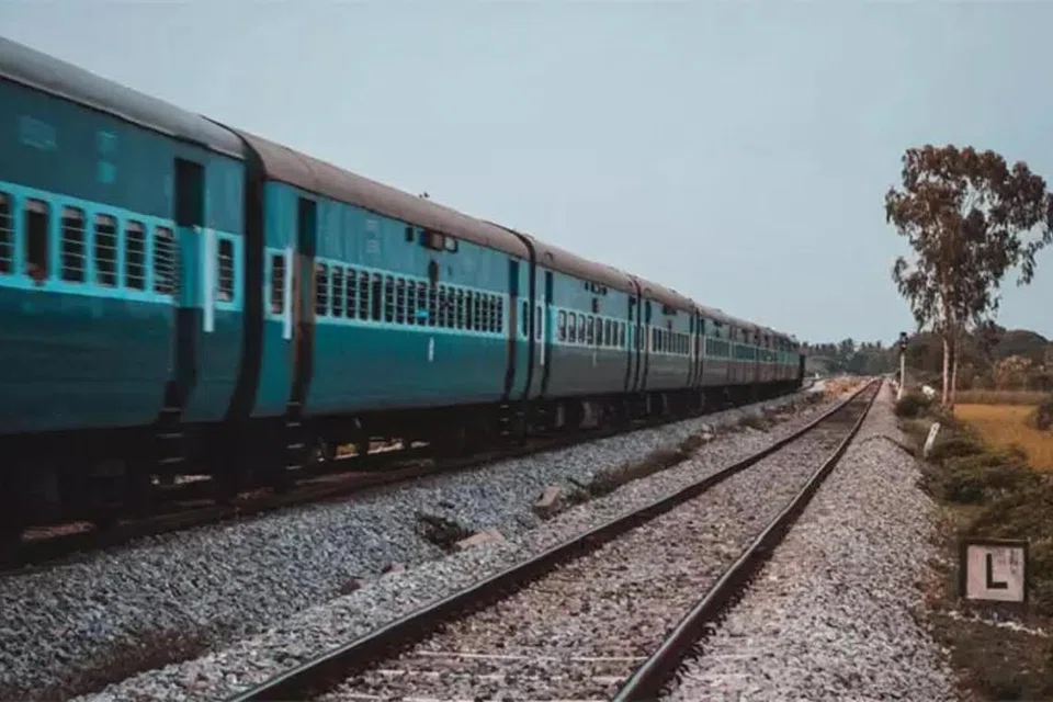 கோவா-புதுடெல்லி விரைவு ரயில் ஒன்றரை மணி நேரத்திற்கு முன்பாக நாசிக் அருகே உள்ள மன்மத் என்ற நிலையத்திற்கு வந்து ஐந்தே நிமிடங்களில் புறப்பட்டுச் சென்றுவிட்டது. 