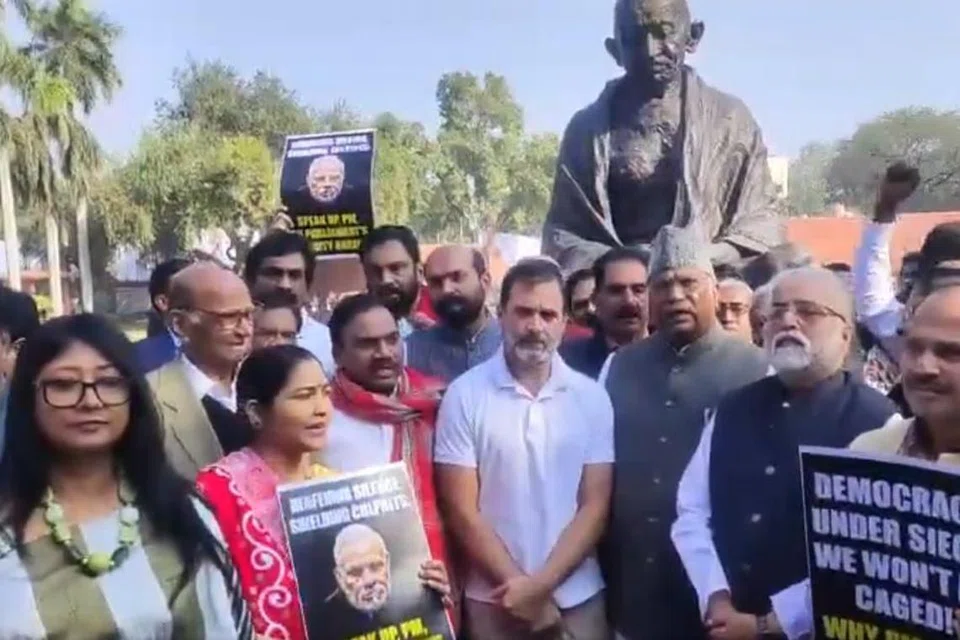 நாடாளுமன்ற வளாகத்தில் காங்கிரஸ் முன்னாள் தலைவர் ராகுல்காந்தி உள்ளிட்ட எதிர்க்கட்சி உறுப்பினர்கள் போராட்டத்தில் ஈடுபட்டனர்.