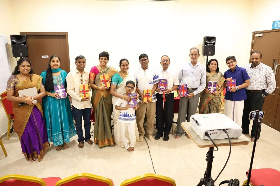 நூல் வெளியீட்டு நிகழ்ச்சியில் கவிஞர் பிரம்மகுமார் (நடுவில்), அவரது குடும்பத்தினர், பங்கேற்ற சிறப்பு விருந்தினர்கள்.
