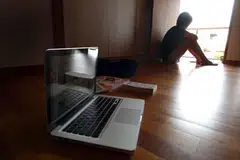 அந்தரங்கப் படங்களைப் பயன்படுத்துதல், படங்களின் அடிப்படையில் பிள்ளைகளைத் துன்புறுத்துதல், இணையத்தில் ஆள்மாறாட்டம் முதலியவை துன்புறுத்தல் சம்பவங்களில் அடங்கும்.