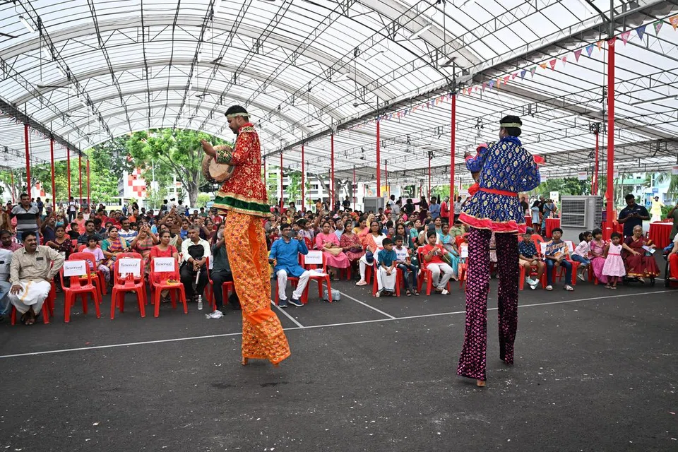 பொய்க்காலில் நடந்து மக்களைப் பரவசப்படுத்திய கலைஞர்கள். 
