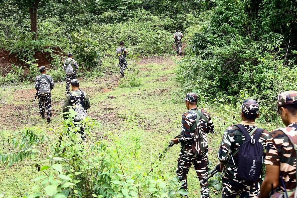 பாதுகாப்புப் படையினர் தேடுதல் வேட்டை நடத்துகின்றனர்.