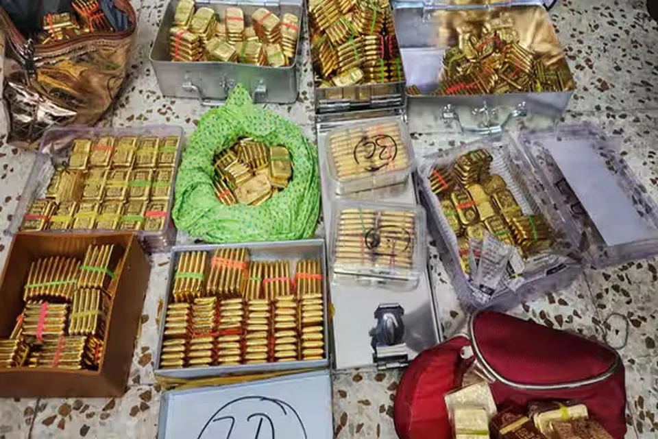 பூட்டிய வீட்டுக்குள் 88 கிலோ தங்கக் கட்டிகள், 19 கிலோ தங்க நகைகள், மில்லியன் கணக்கான ரூபாய் மதிப்புள்ள 11 உயர் ரக வெளிநாட்டு கடிகாரங்கள், ரூ.1.37 கோடி ரொக்கம் ஆகியவை காணப்பட்டன.