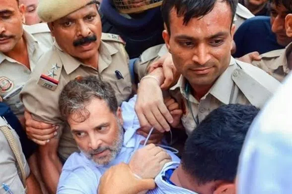 மோடி வீட்டின் அருகே ஆர்ப்பாட்டத்தில் ஈடுபட்ட ராகுல் காந்தி கைதாகி பின்னர் விடுதலை